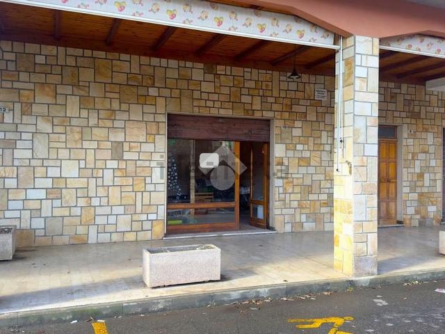Locale Commerciale in vendita a Piemonte, Alessandria