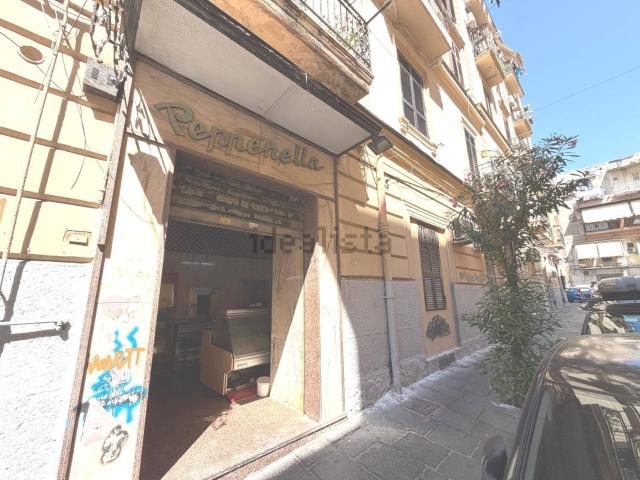 Locale Commerciale in vendita a Municipalità 3, Campania