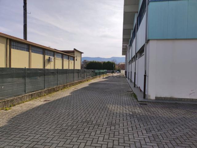 Locale Commerciale in vendita a Sant'Anna, Bagni Di Lucca Ponte