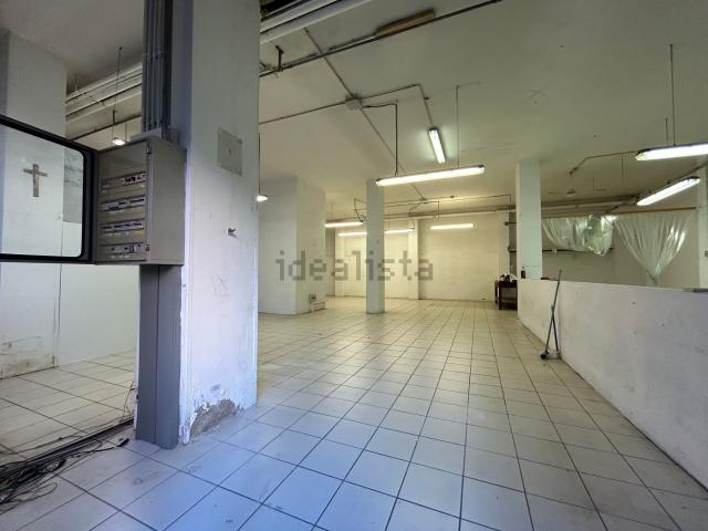 Locale Commerciale in vendita a Peretola, Firenze