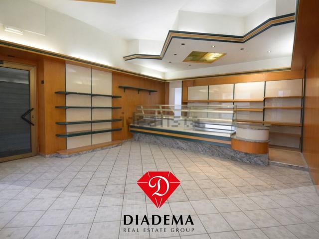 Locale Commerciale in vendita a Valdarno, Albizzate