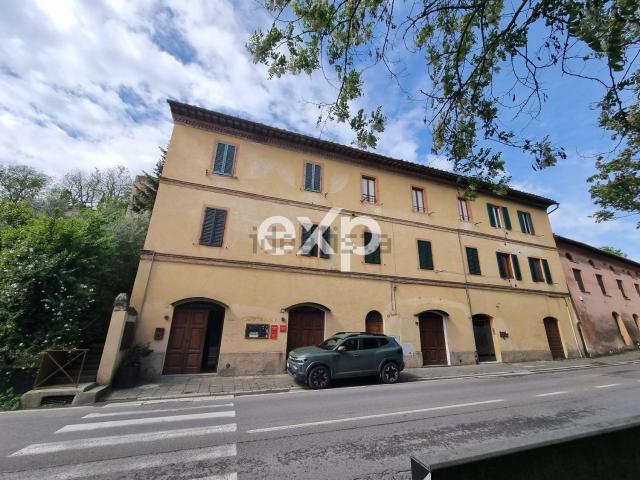 Locale Commerciale in vendita a Ravacciano, Siena