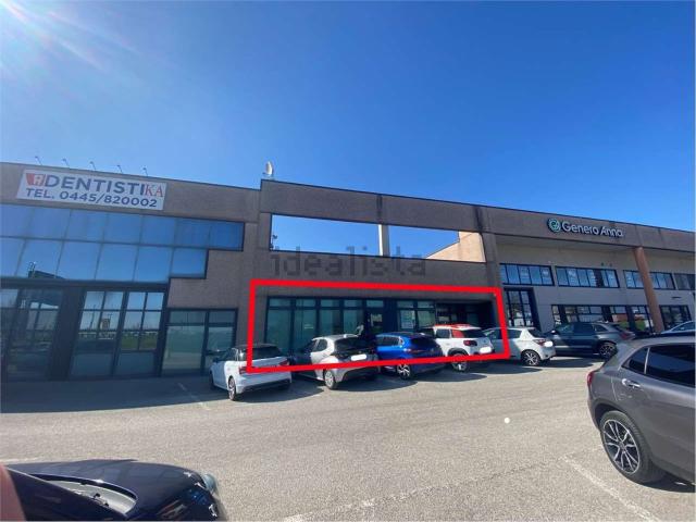 Locale Commerciale in vendita a Cappuccini, Thiene