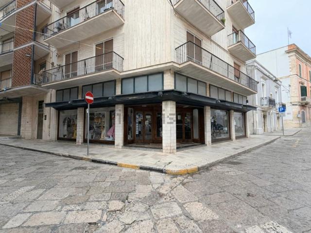 Locale Commerciale in vendita a Puglia, Bari
