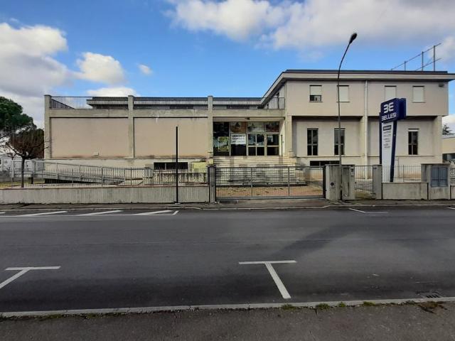 Locale Commerciale in vendita a Zona industriale Corridonia, Marche