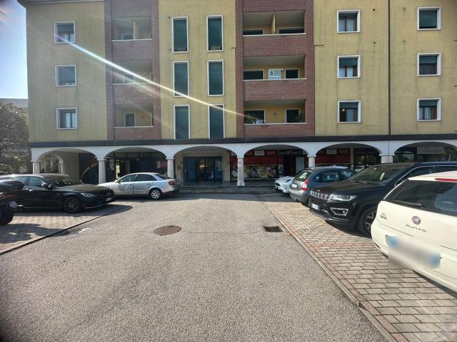 Locale Commerciale in vendita a Tencarola, Selvazzano Dentro