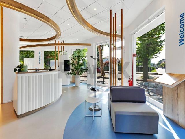 Locale Commerciale in vendita a Sant'Albino, Monza