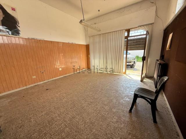 Locale Commerciale in vendita a Santa Margherita, Capannori