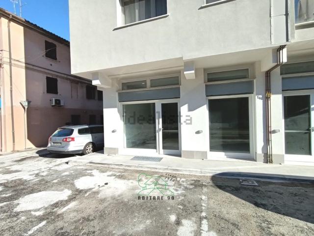 Locale Commerciale in vendita a Zavarise, Marche