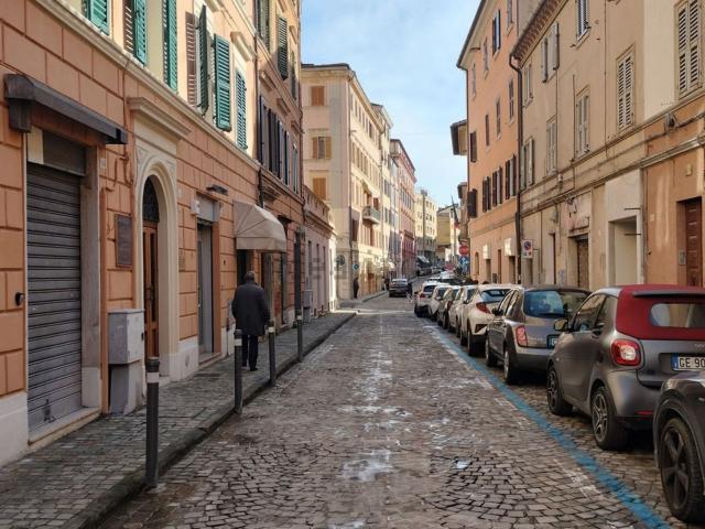 Locale Commerciale in vendita a Cardeto, Marche