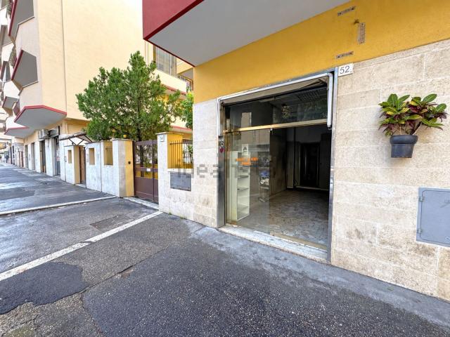Locale Commerciale in vendita a Appio Claudio, Roma