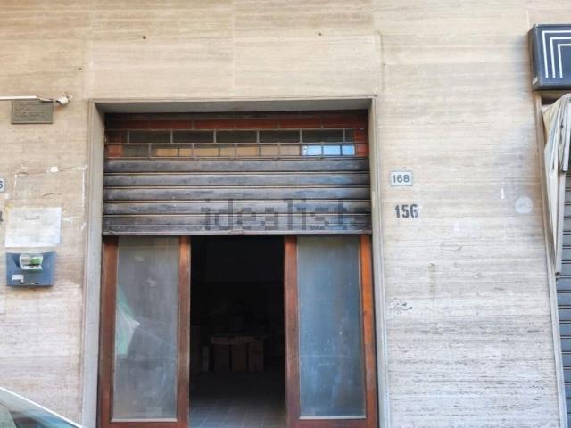 Locale Commerciale in vendita a Maddaloni, Campania