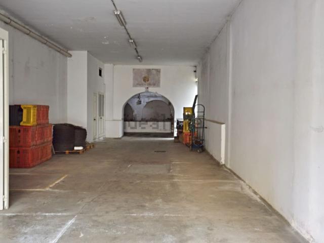 Locale Commerciale in vendita a Puglia, Bari