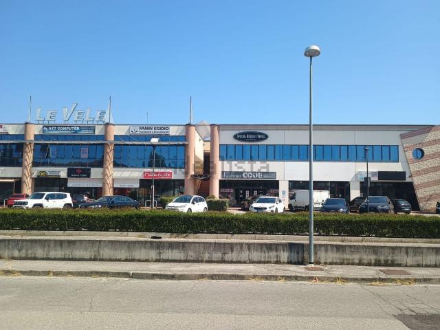Locale Commerciale in vendita a Santa Maria di Camisano, Camisano Vicentino