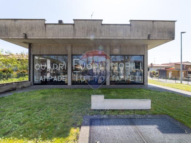 Locale Commerciale in vendita a Cassano D'adda, Lombardia