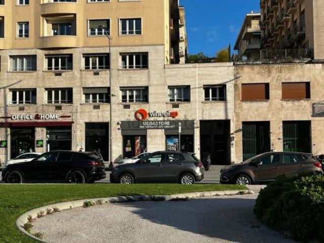 Locale Commerciale in vendita a Medio Levante, Serra Riccò
