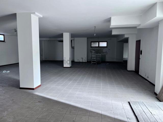 Locale Commerciale in vendita a Marche, Pesaro E Urbino