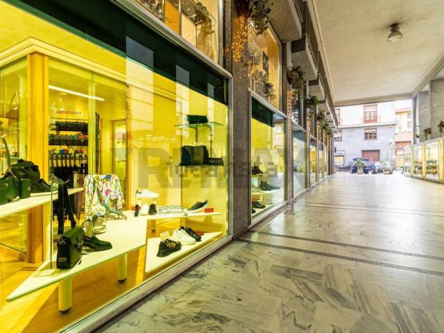 Locale Commerciale in vendita a Piazzo, Piemonte