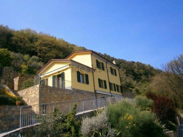 Locale Commerciale in vendita a Biassa, La Spezia