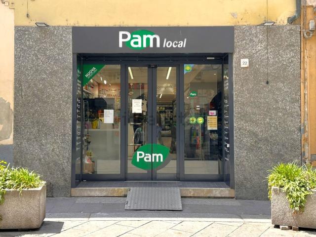 Locale Commerciale in vendita a Borgo Ticino, Pavia