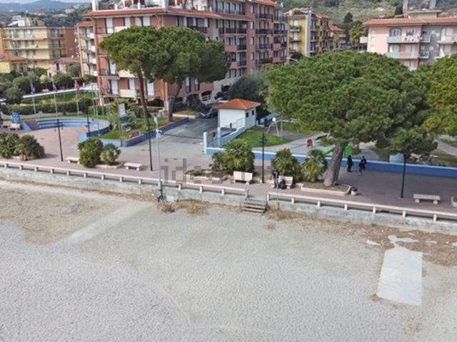 Locale Commerciale in vendita a San Bartolomeo Al Mare, Liguria