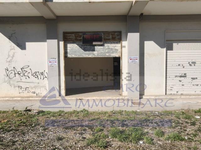 Locale Commerciale in vendita a Maddaloni, Campania