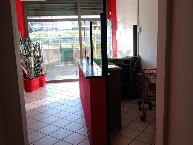 Locale Commerciale in vendita a San Giorgio-Librino-San Giuseppe la Rena-Zia Lisa-Villaggio Sant'Agata, Catania