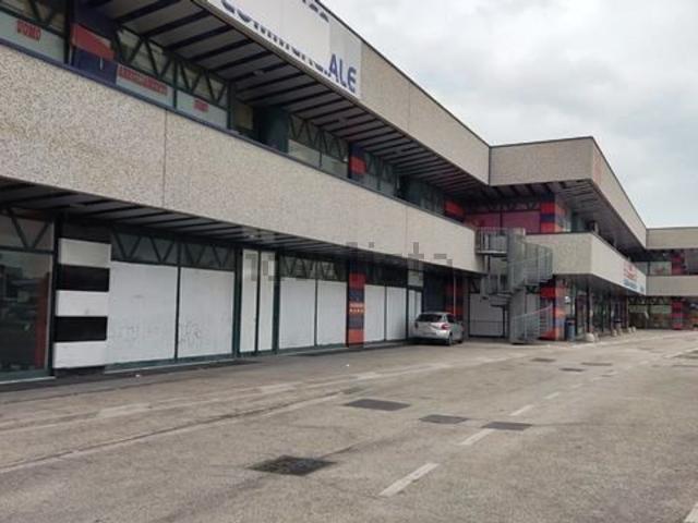 Locale Commerciale in vendita a Aurora, Marche