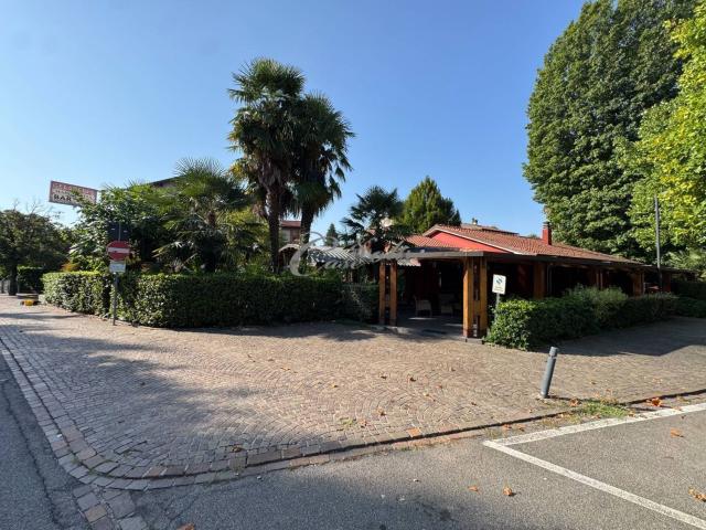 Locale Commerciale in vendita a Carimate, Como