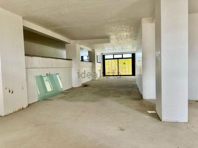 Locale Commerciale in vendita a Terni, Umbria
