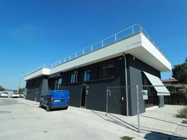 Locale Commerciale in vendita a Lesignano De' Bagni, Reggio Emilia