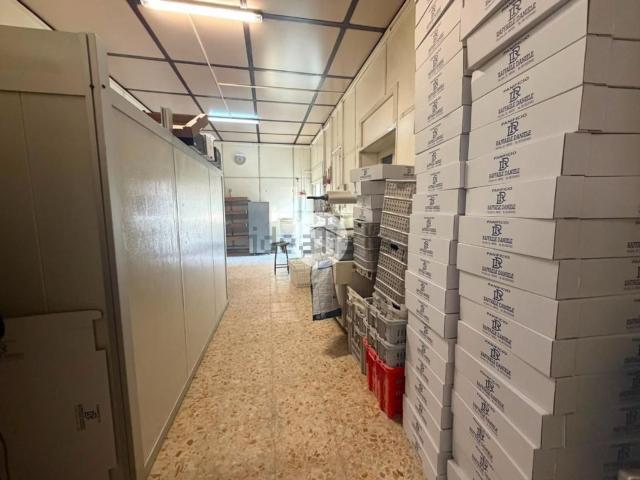 Locale Commerciale in vendita a Municipalità 4, Campania