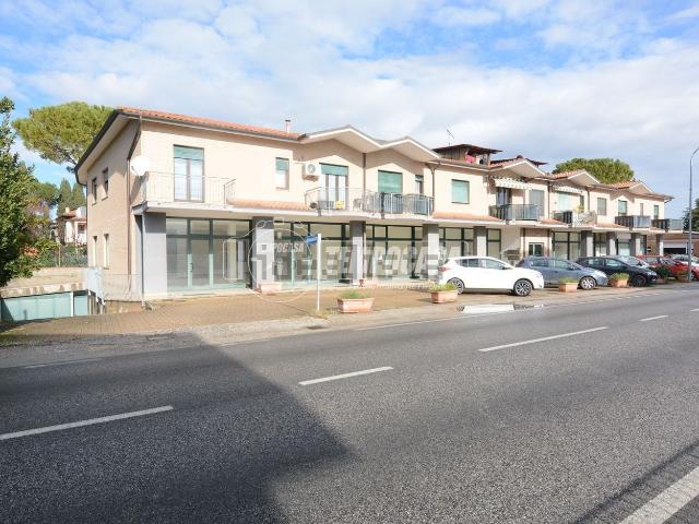 Locale Commerciale in vendita a Marche, Macerata