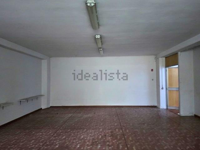 Locale Commerciale in vendita a Pratofontana, Re