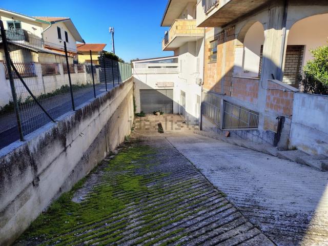 Locale Commerciale in vendita a Villa Andreoli, Lanciano