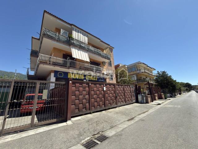 Locale Commerciale in vendita a Pollena Trocchia, Campania