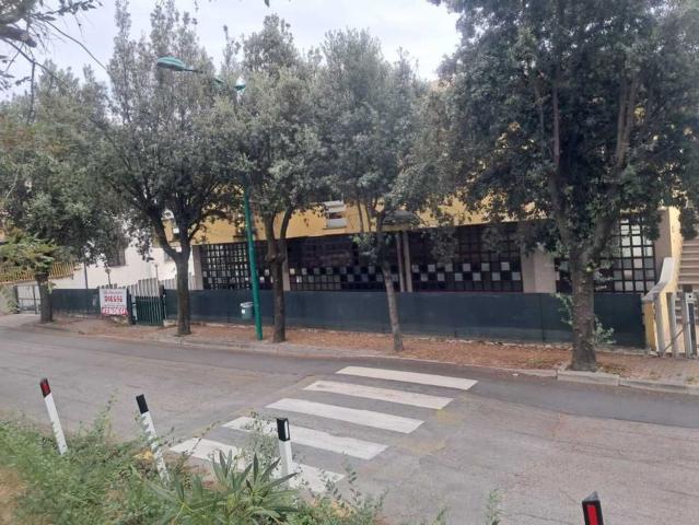 Locale Commerciale in vendita a Portacaldaia, Penne