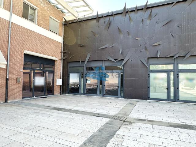 Locale Commerciale in vendita a Ravenna, Reggio Emilia