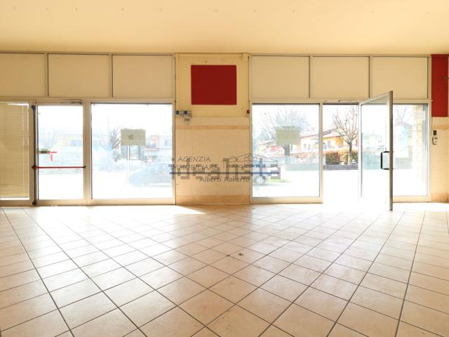Locale Commerciale in vendita a Monterotondo, Passirano