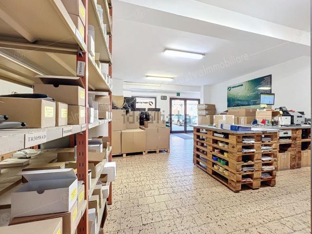 Locale Commerciale in vendita a Sant'Agostino, Marche