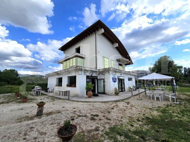 Locale Commerciale in vendita a San Lazzaro, Isernia