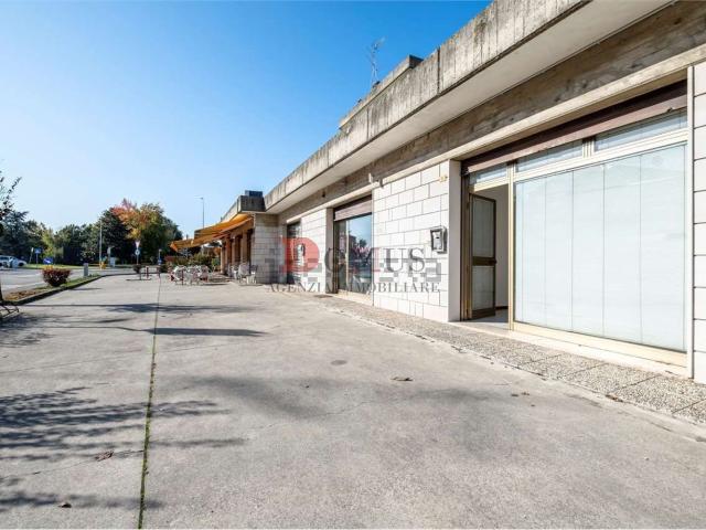 Locale Commerciale in vendita a Castelbelforte, Lombardia