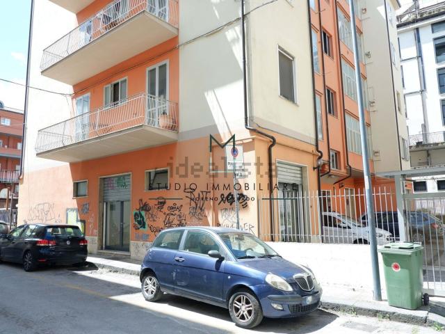 Locale Commerciale in vendita a Avellino