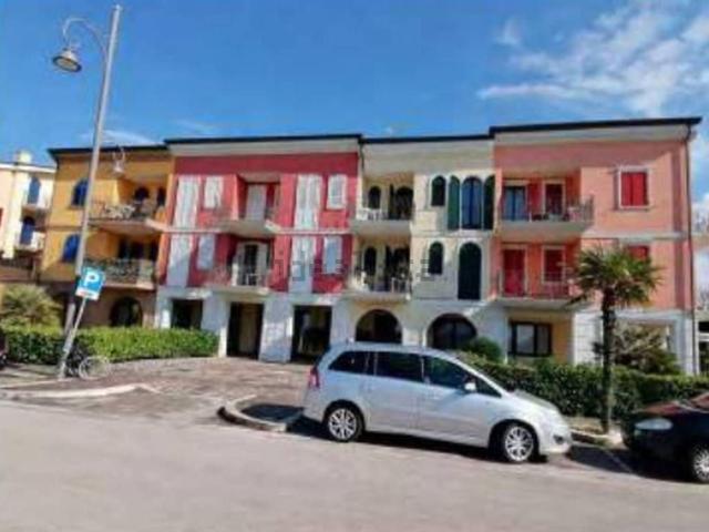 Locale Commerciale in vendita a Contrada Alvata, Marche