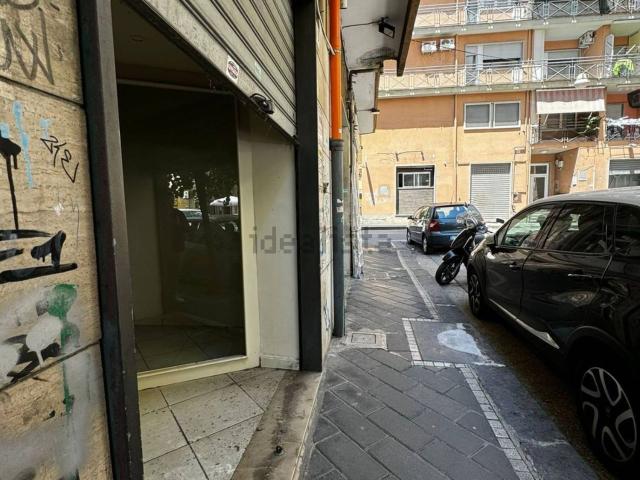 Locale Commerciale in vendita a Salerno, Campania
