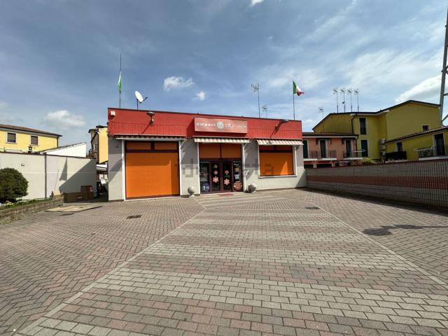 Locale Commerciale in vendita a Borgo Dolomiti, Adria
