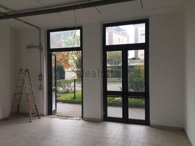 Locale Commerciale in vendita a Cascina Pariana, Pessano Con Bornago