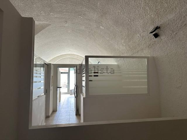 Locale Commerciale in vendita a Puglia, Bari