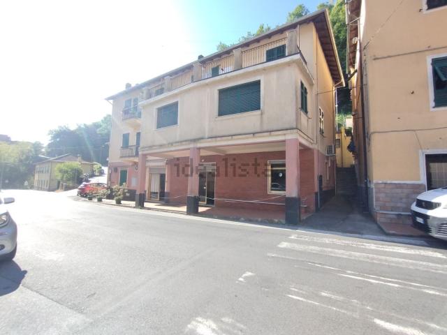 Locale Commerciale in vendita a Campomorone, Liguria