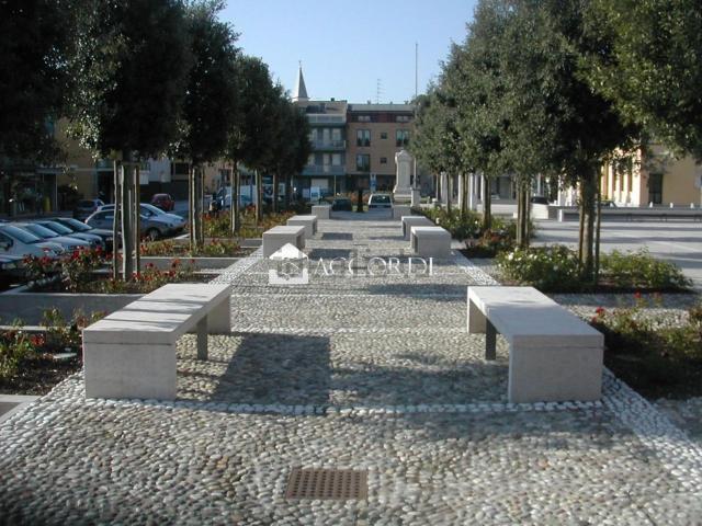 Locale Commerciale in vendita a Ceggia, Veneto